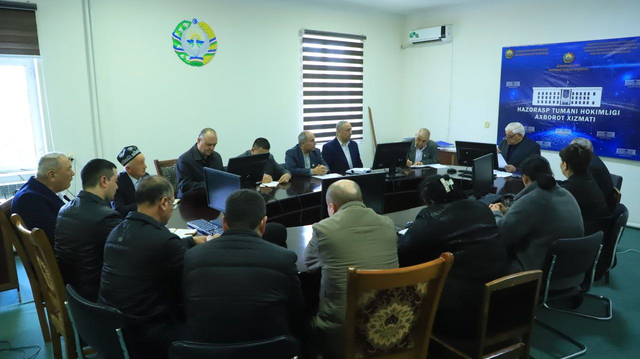 Ҳазорасп тумани ҳокимлигида Давлатимиз раҳбари томонидан қабул қилинаётган Қарор ва Фармонларнинг тумандаги ижроси юзасидан очиқ мулоқот бўлиб ўтди.